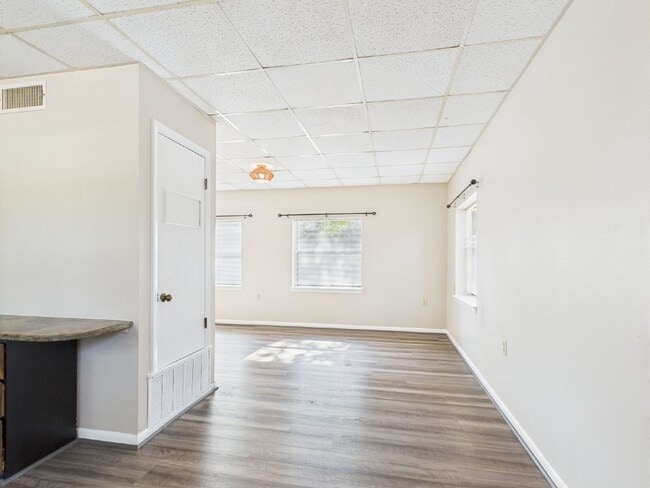 Building Photo - 321 W Park St