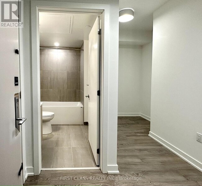 Photo du bâtiment - 357-3357 King St W