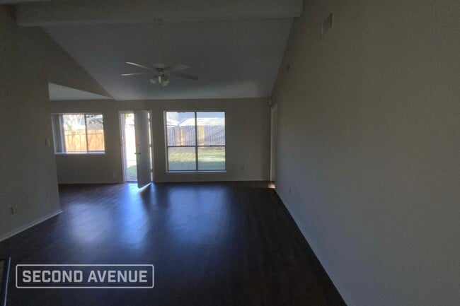 Foto del edificio - 15919 Rosebriar Dr