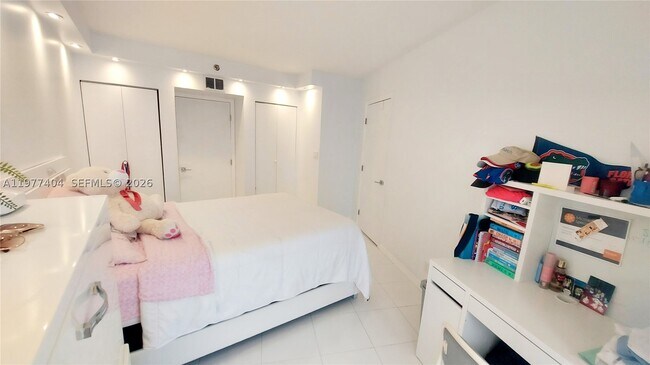 Foto del edificio - 1000 W Island Blvd
