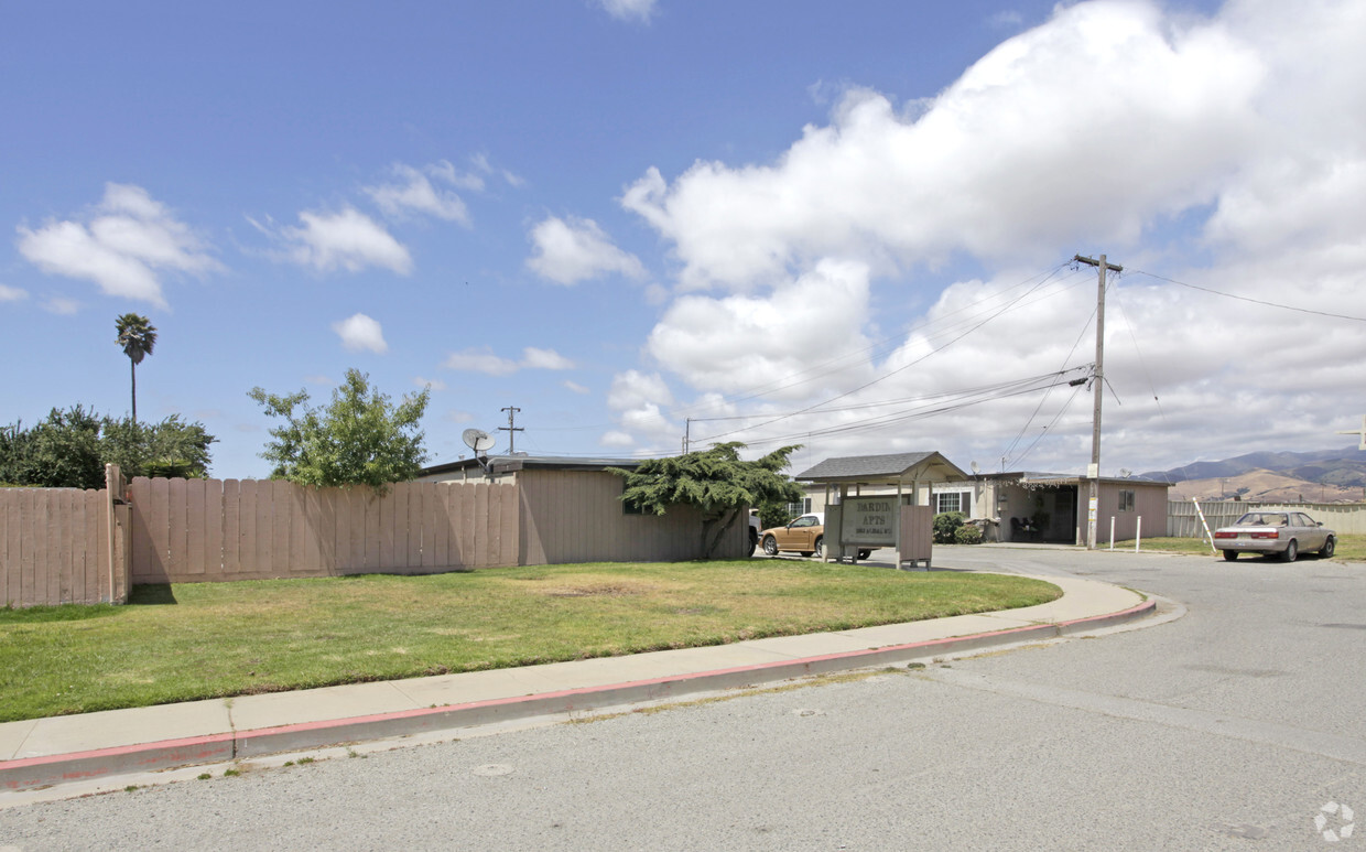 Primary Photo - Bardin Apartments