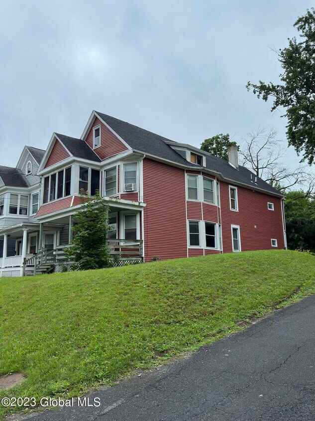 Primary Photo - 664 Myrtle Ave