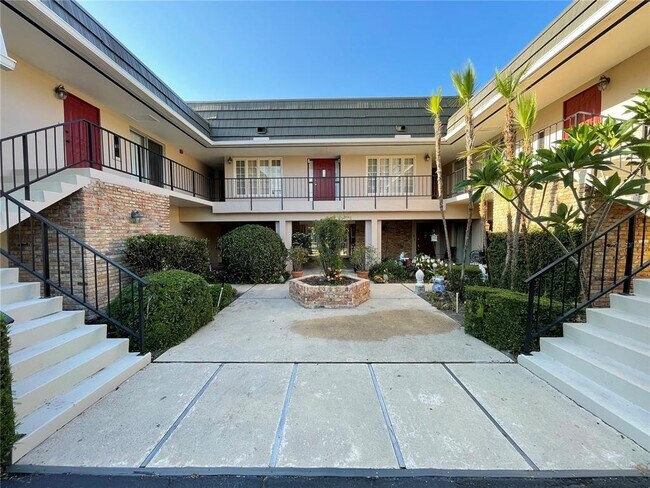 Building Photo - 1920 Woodcrest Dr