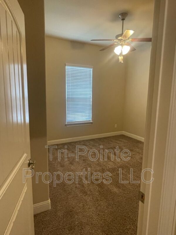 Building Photo - 549 Lake Bluff Ave