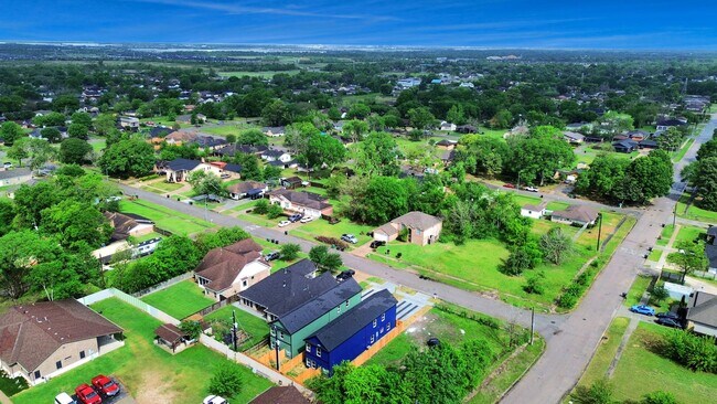 Foto del edificio - 3810 Hiford Dr