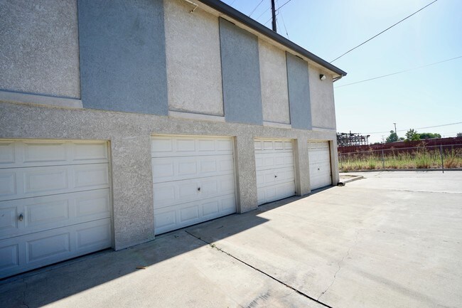 Building Photo - 1101 E 5th St