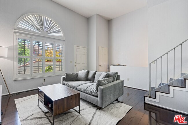 Foto del edificio - 8741 Darby Ave