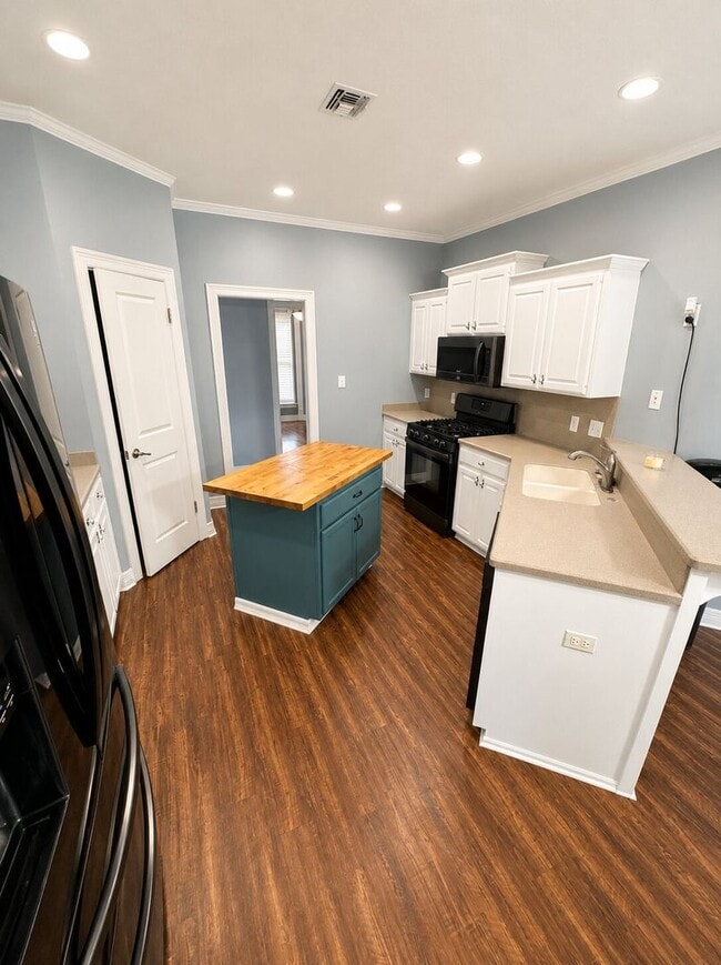 Building Photo - Bayou Bend Home!