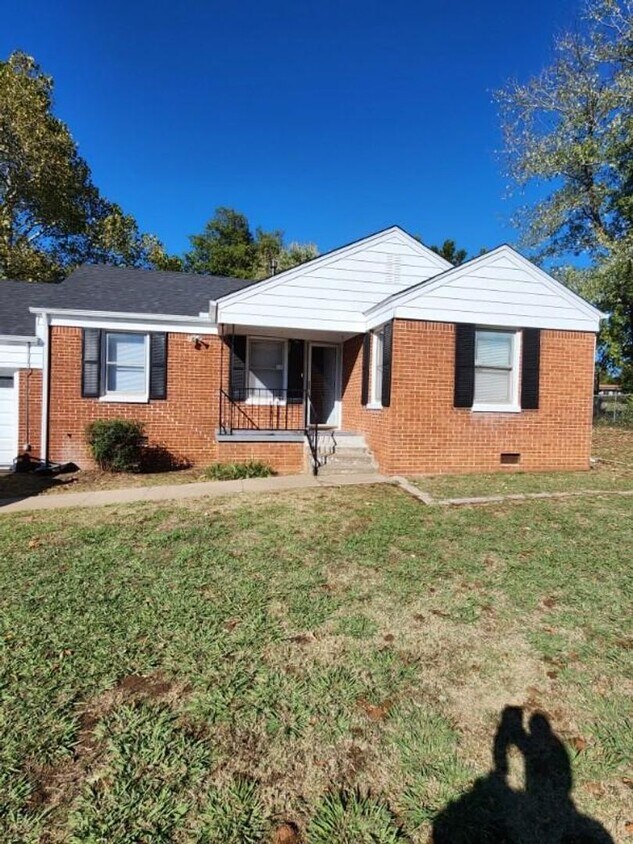 Primary Photo - Spacious 3 bed/2 bath - Large Fenced Yard ...
