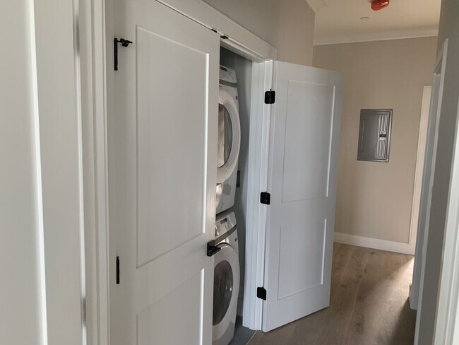 Foto del edificio - Modern 4.5 Bed/3 Bath in Allston with Washer and Dryer in Unit!