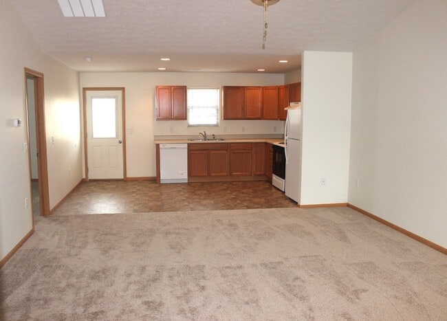 Building Photo - 2206 Shamrock Ln