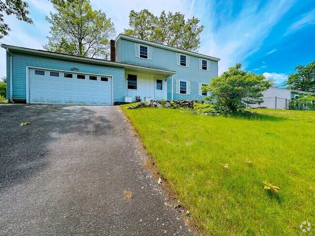 Building Photo - 10 Friar Tuck Ln