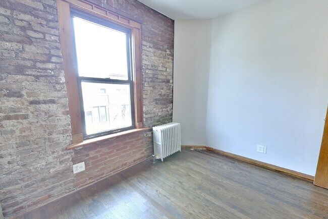Building Photo - 410 E 13th St
