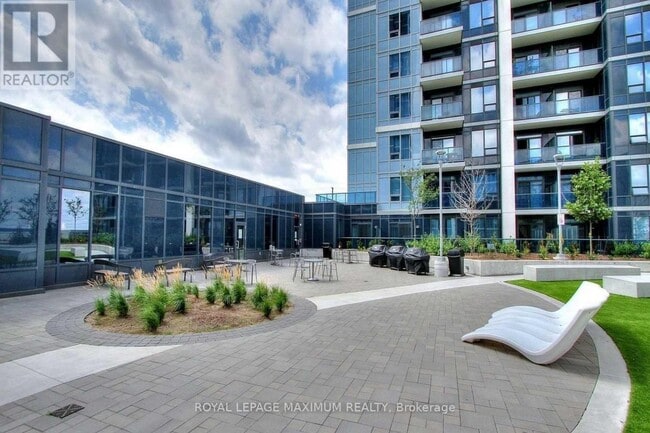Photo du bâtiment - 3700-3700 Hwy 7