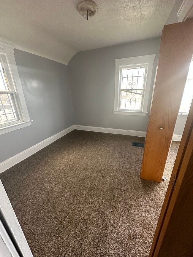 Building Photo - 2bd Single Cleveland East Side Cash Pay