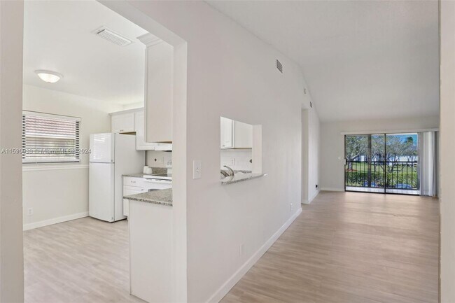 Building Photo - 15234 Lakes of Delray Blvd
