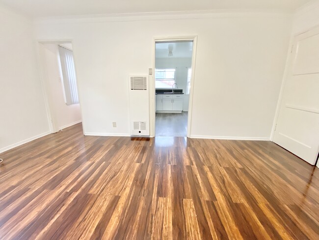 Building Photo - 1519 N Laurel Ave Los Angeles, CA 90046