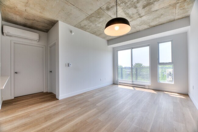 Building Photo - S602