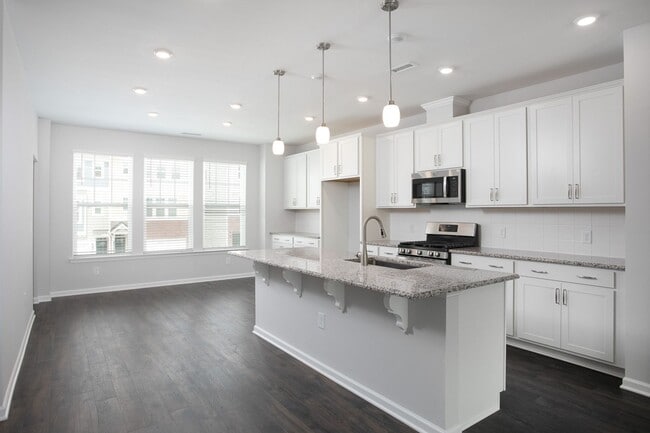 Building Photo - Gorgeous Townhome With Loads of Amenities in Ellis Crossing!