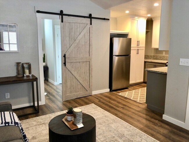 Foto del edificio - $1,350 Clovis Cottage 1 Bedroom Home Sierr...