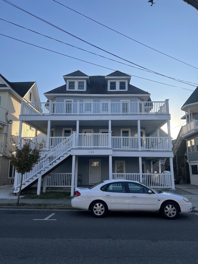 Primary Photo - 126-128 E Maple Ave