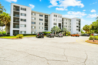 Building Photo - Lakeshore Club