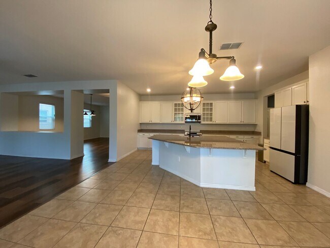 Building Photo - Stunning 5 Bedroom Pool Home in Orchard Hi...