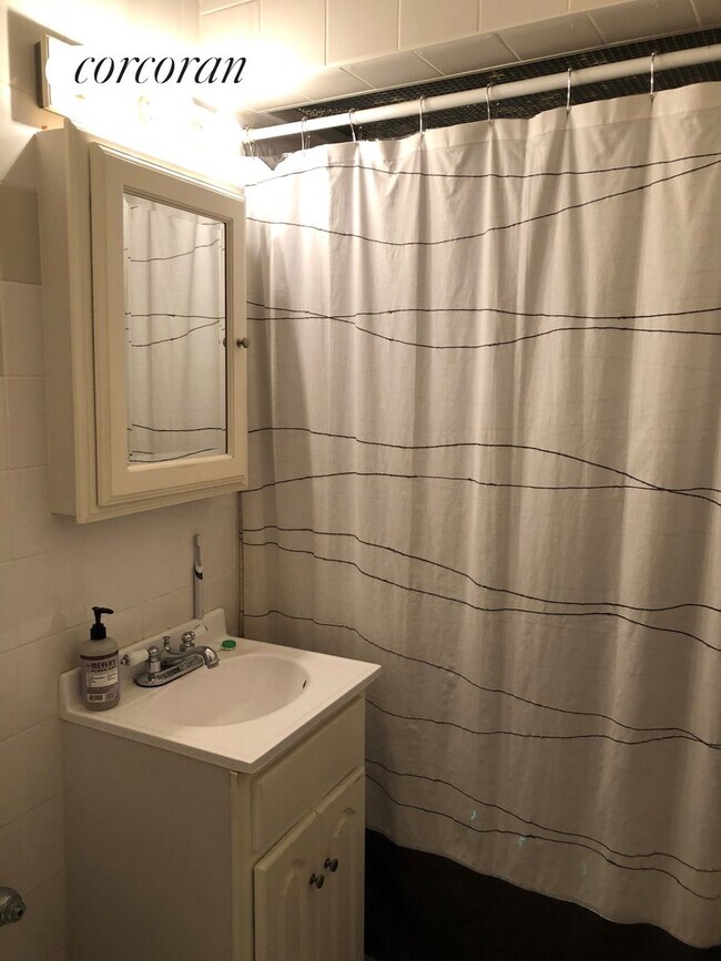 Foto del edificio - 250 W 72nd St