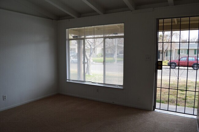 Building Photo - 3 bedroom 1 bath for Rent In North Highlands!