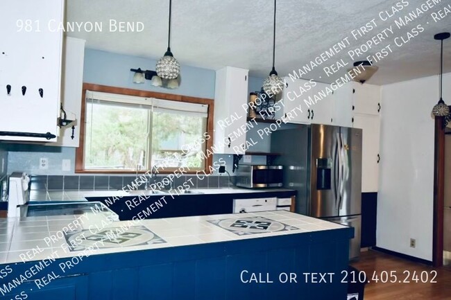 Building Photo - Canyon Lake Oasis!