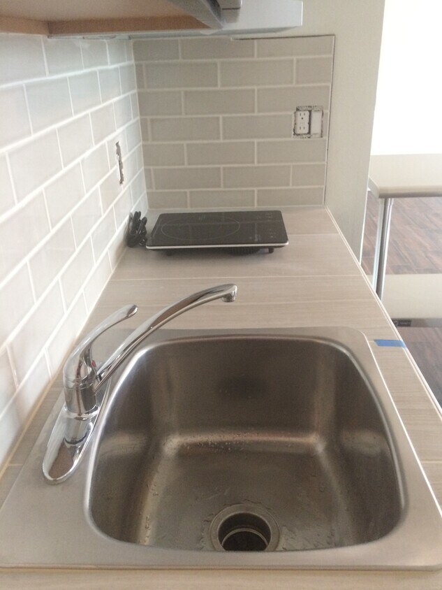 Beautiful tile kitchenette - 413 Monterey Ln