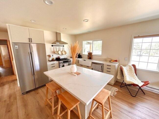 Building Photo - 396 Juniper Dr
