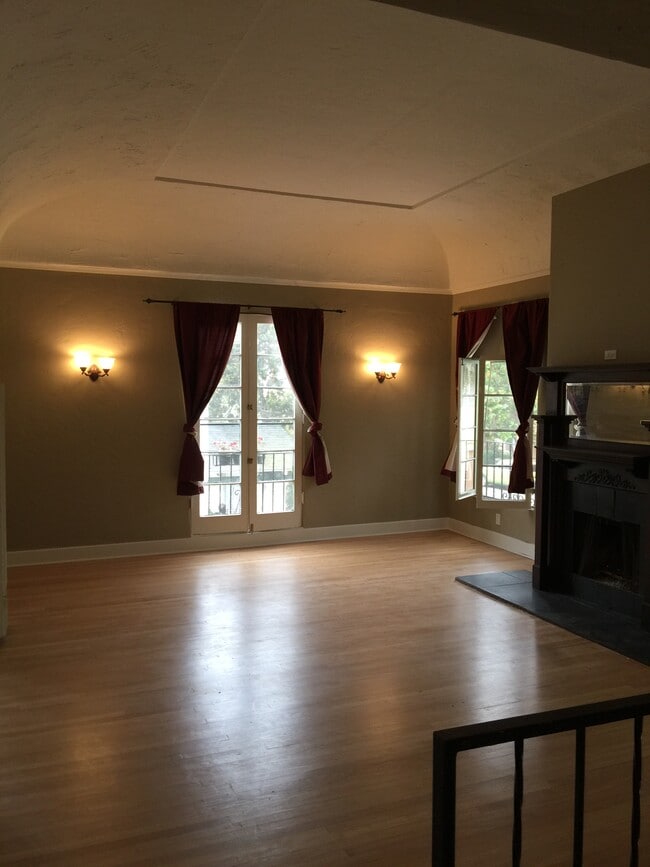Beautiful french style windwo in living room - 132 Gaviota Ave