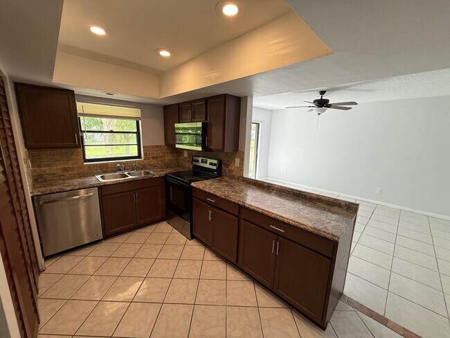 Foto del edificio - 1205 White Pine Dr
