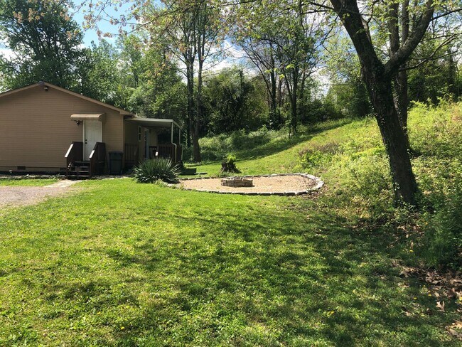 Building Photo - Charming 2 Bedroom/2 Bath House!