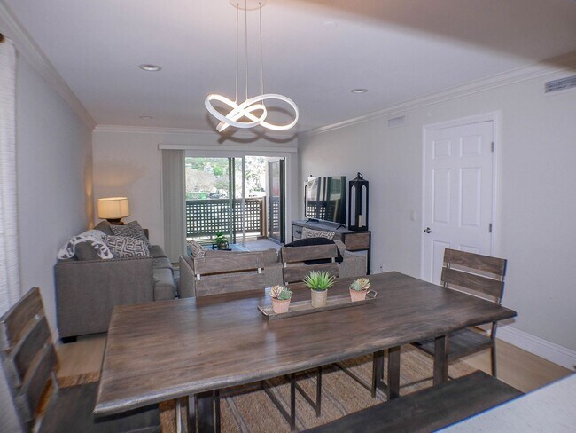 Foto del edificio - RARE Offering 2BD/2BA Furnished Condo of s...