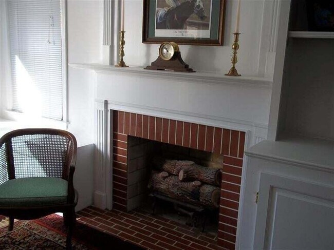 Building Photo - 341 Hollyhill Dr