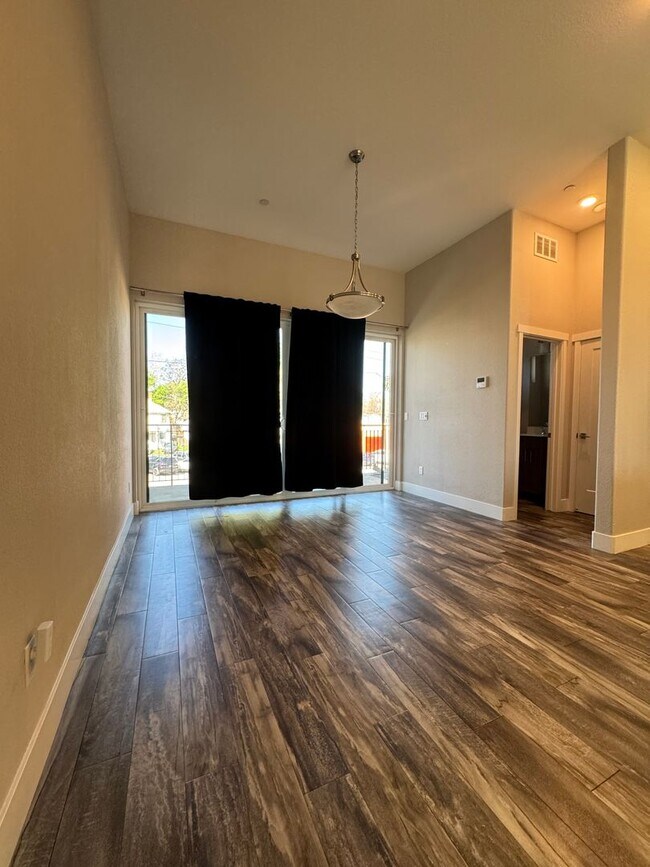 Building Photo - Work Downtown?