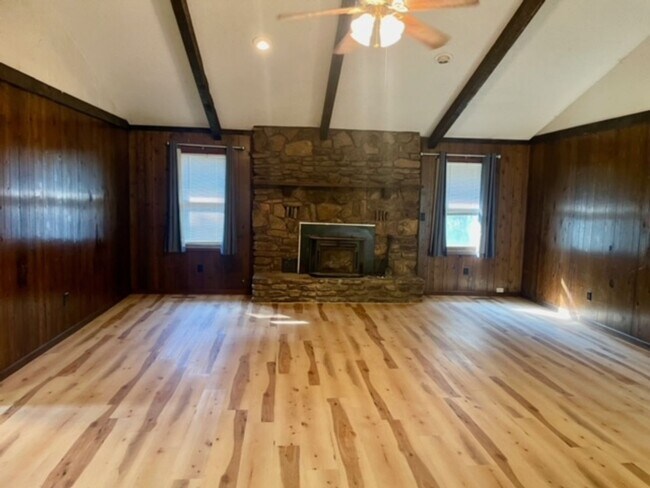 Foto del edificio - 3839 N Stewart Ave