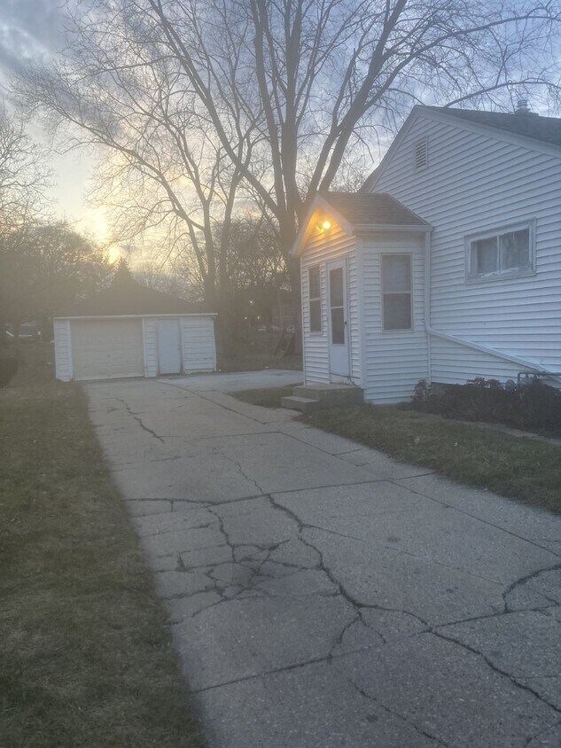 Building Photo - 2 Bedroom Single Family