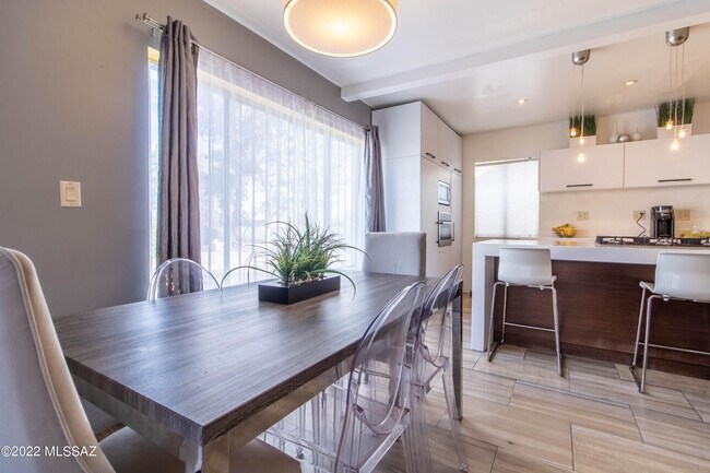 Building Photo - 600 E River Rd