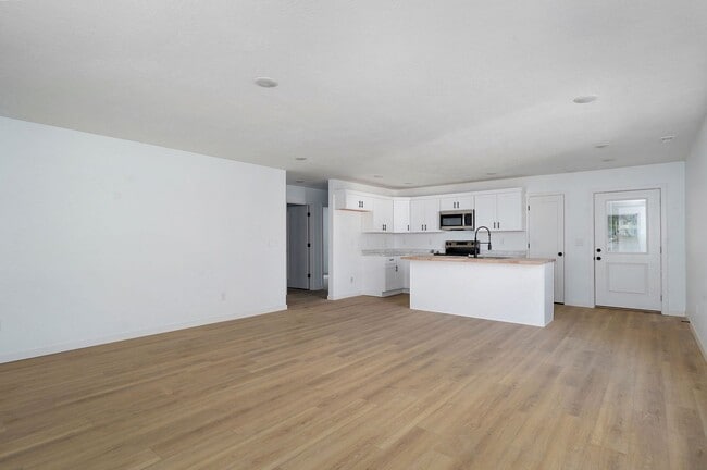 Building Photo - College students welcome! Brand new 3 bedr...