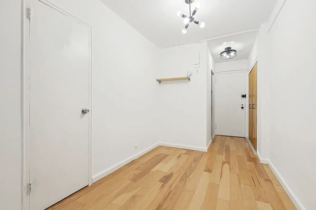 Building Photo - 210 E 36th St