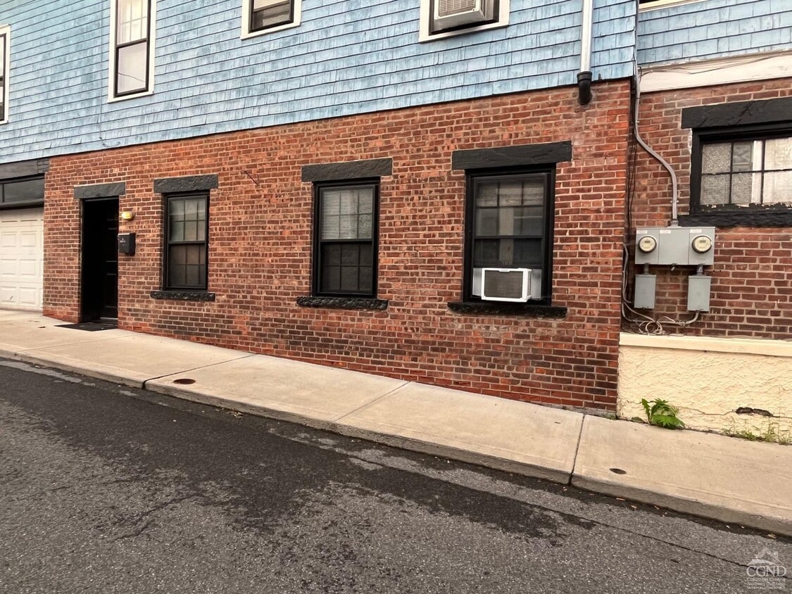 Primary Photo - 13 Thompson St