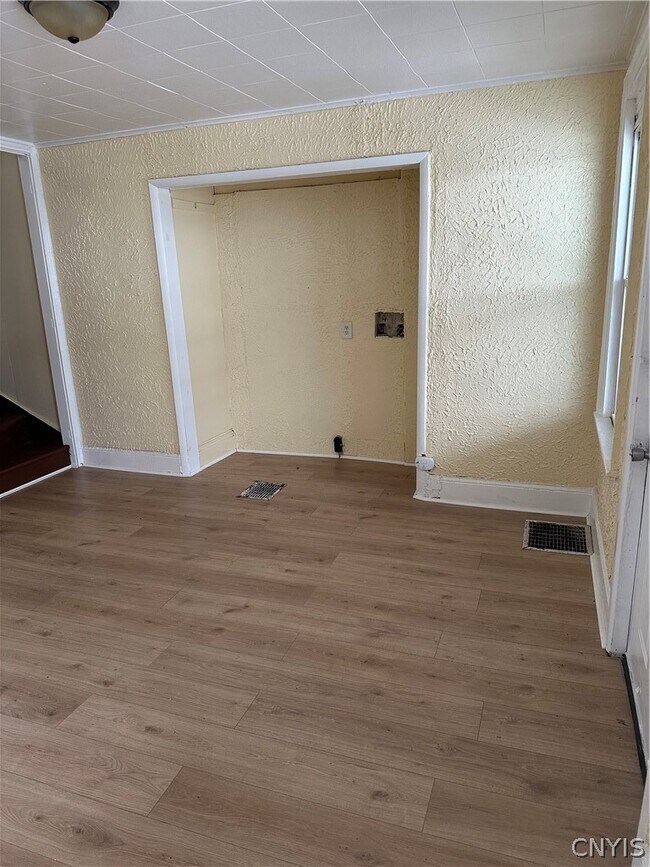 Foto del edificio - 705 N James St