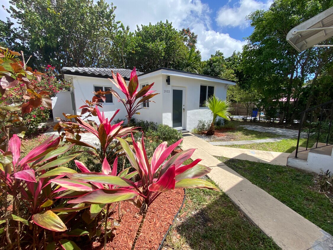 Foto principal - 1933 SW 17th Ct