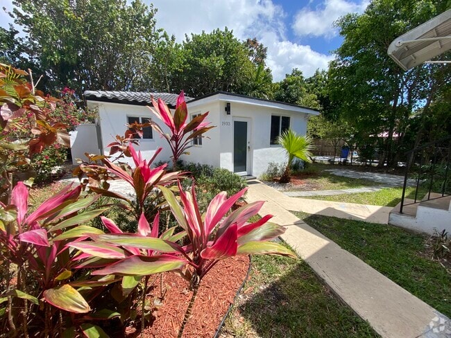 Building Photo - 1933 SW 17th Ct