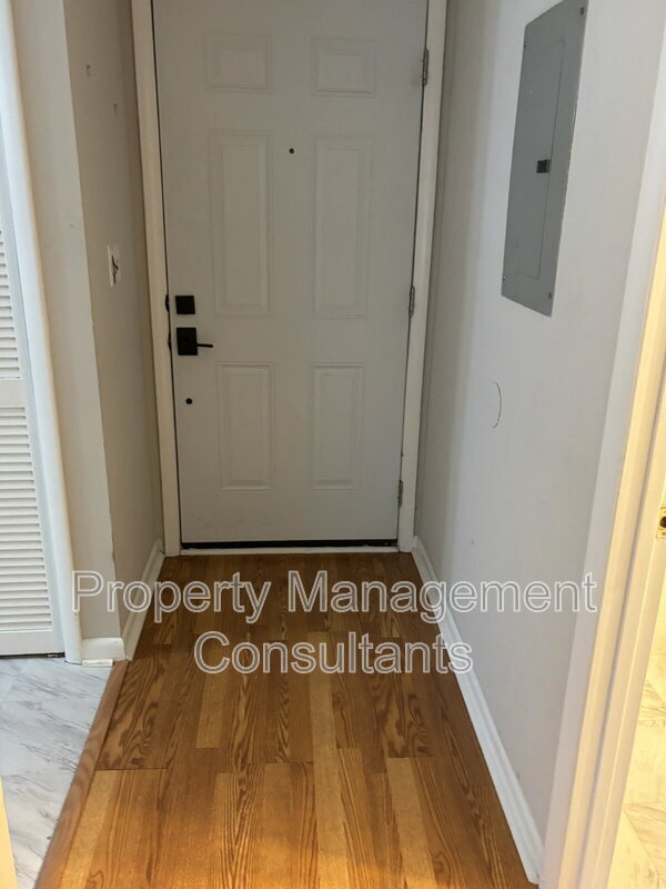 Building Photo - 4922-4927 7 Pine Cir
