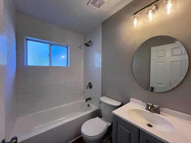 Building Photo - 3 Bedroom 2 bath home in downtown Port Wentworth