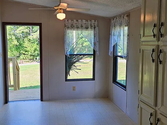 Foto del edificio - 3366 Shoreland Dr